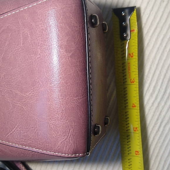 Elegant Pink Leather Crossbody Bag - Picture 11 of 16